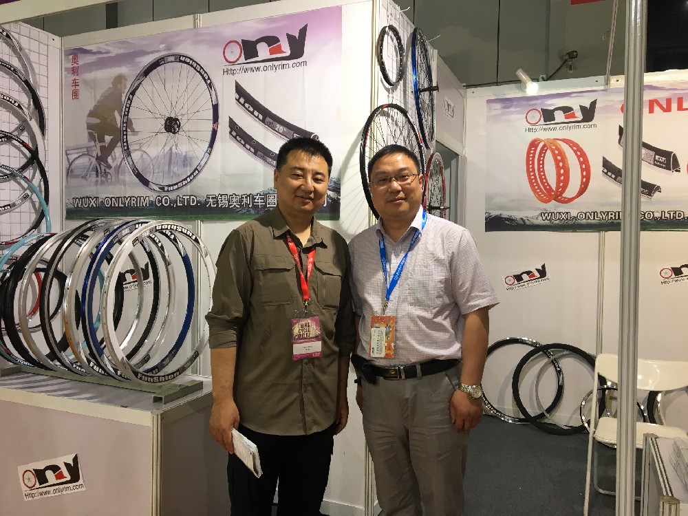 中国自行车协会副秘书长贾刚参观本公司展台（2017年5 月）
