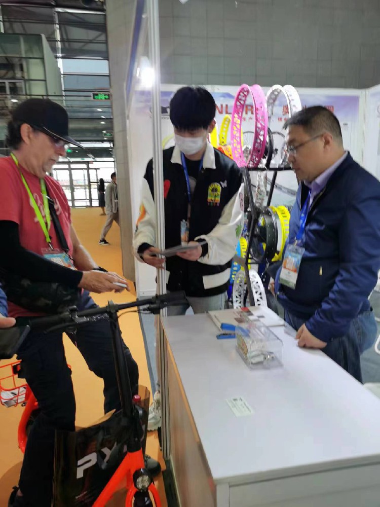 2023年自行车展与外商洽谈